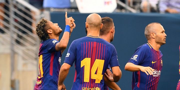 Para pemain Barcelona merayakan gol Neymar (paling kiri) ke gawang Juventus pada laga International Champions Cup 2017 di Stadion Metlife, Minggu (23/7/2017).