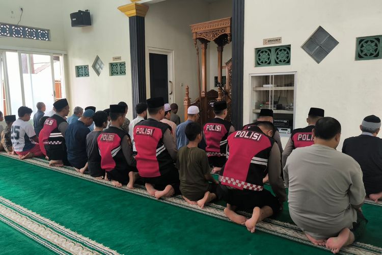Masih Was-was, Warga Perumahan Kembali Laksanakan Ibadah di Masjid Jember Setelah Ledakan