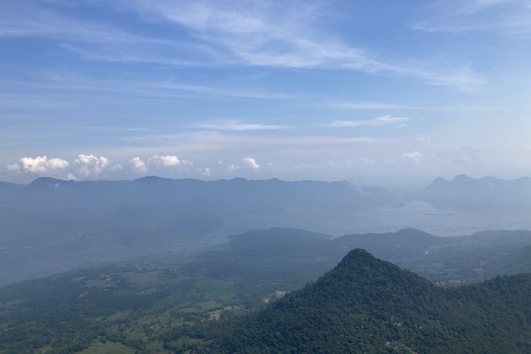 Pemandangan perbukitan yang terlihat dari jalur pendakian Gunung Parang via Pesanggrahan di Kabupaten Purwakarta, Jawa Barat, Minggu (13/6/2021).