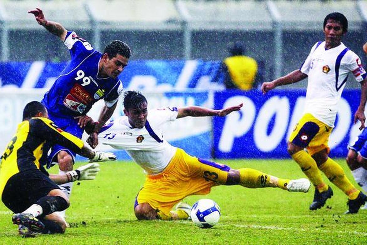 Striker Persib Bandung, Cristian Gonzales (kedua dari kiri), berjuang mengatasi bek Persik Kediri, Gunawan Dwi Cahyo (tengah), dan kiper Herman Batak dalam laga Djarum Liga Super Indonesia di Stadion Si Jalak Harupat, Bandung, Selasa (26/1). Persib menang 6-1.