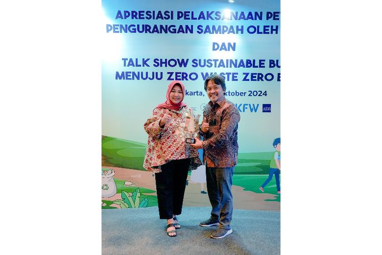 Direktur Corporate Affairs & Sustainability PT Nestlé Indonesia Sufintri Rahayu dan Ketua KSM Sahabat Lingkungan Hendro Wibowo menghadiri acara "Apresiasi Pelaksanaan Peta Jalan Pengurangan Sampah oleh Produsen".