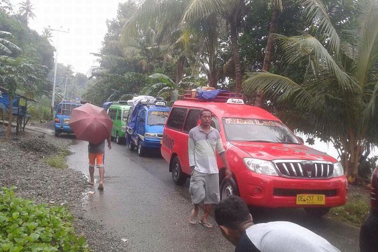 Sebuah gorong-gorong di Desa Negeri Lima, Kecamatan Leihitu, Pulau Ambon amblas, Senin (3/72017) sore. kejadian itu membuat akses transportasi warga di wilayah itu menuju kota Ambon lumpuh total