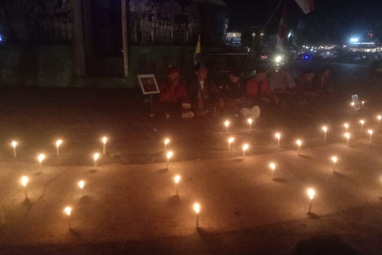 Mahasiswa menggelar aksi bakar lilin dan tabur bunga untuk mendukung pengungkapan kasus Brigadir J secara adil dan transparan