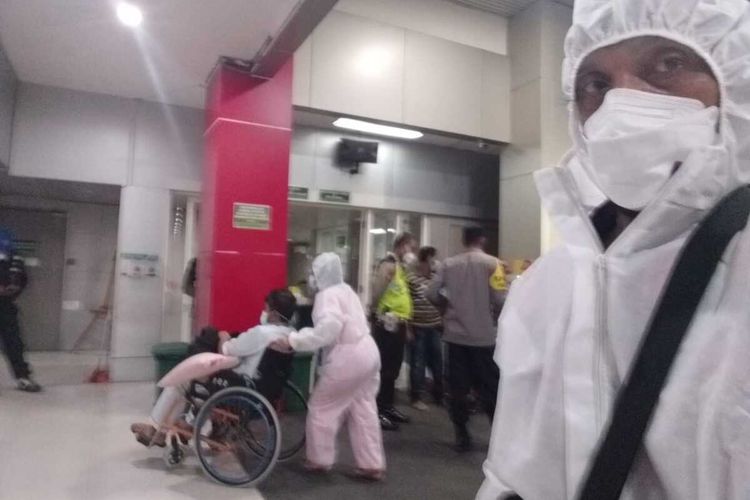 Pemimpin di tingkat RT di Surabaya saat mengantarkan warganya yang terinfeksi Covid-19 di salah satu rumah sakit di Kota Pahlawan.