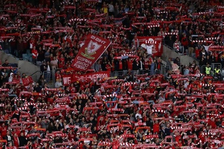 Fans Liverpool membentangkan syal dan bernyanyi Youll Never Walk Alone (YNWA).