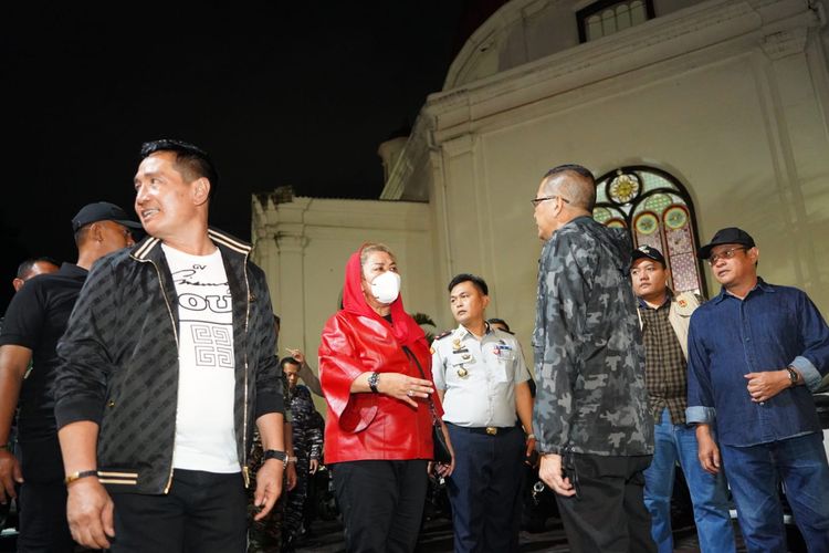Wali Kota Semarang, Hevearita Gunaryanti Rahayu bersama jajaran dan Forum Komunikasi Pimpinan Daerah (Forkopimda) melakukan pemantauan malam pergantian tahun, Minggu (31/12) malam.