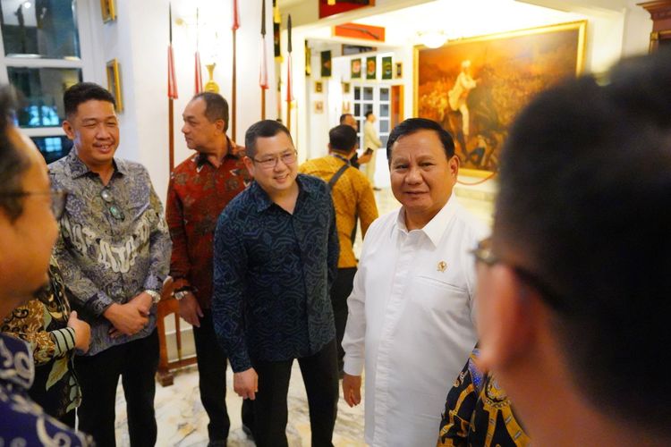 Ketua Umum Partai Gerindra Prabowo Subianto bertemu dengan Ketua Umum Perindo Hary Tanoesoedibjo di Kementerian Pertahanan, Jakarta Pusat, Senin (15/5/2023). 