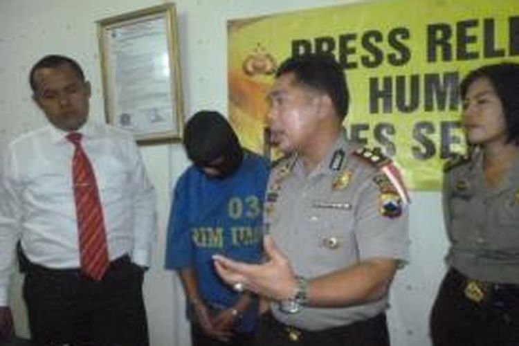 Bima Agung Santoso (38) dukun cabul yang mengaku bisa mengembalikan keperawanan dengan ritual memasang mutiara kedalam alat kelamin pasien.