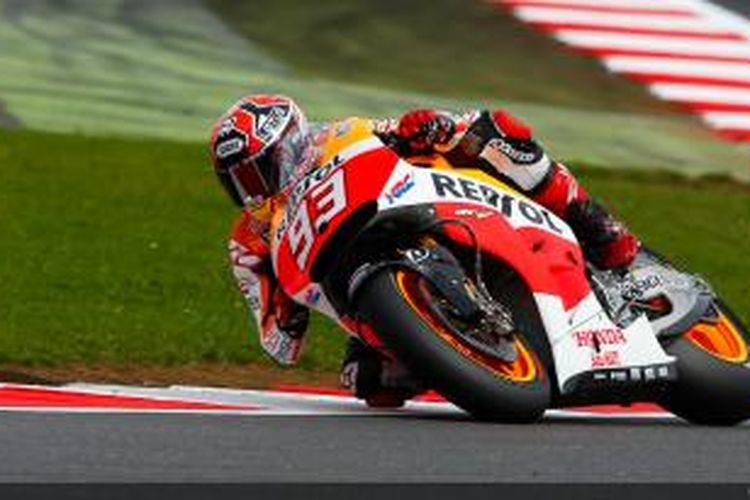 Pebalap Repsol Honda asal Spanyol, Marc Marquez, memacu motornya di Sirkuit Silverstone pada sesi pemanasan GP Inggris, Minggu (31/8/2014).