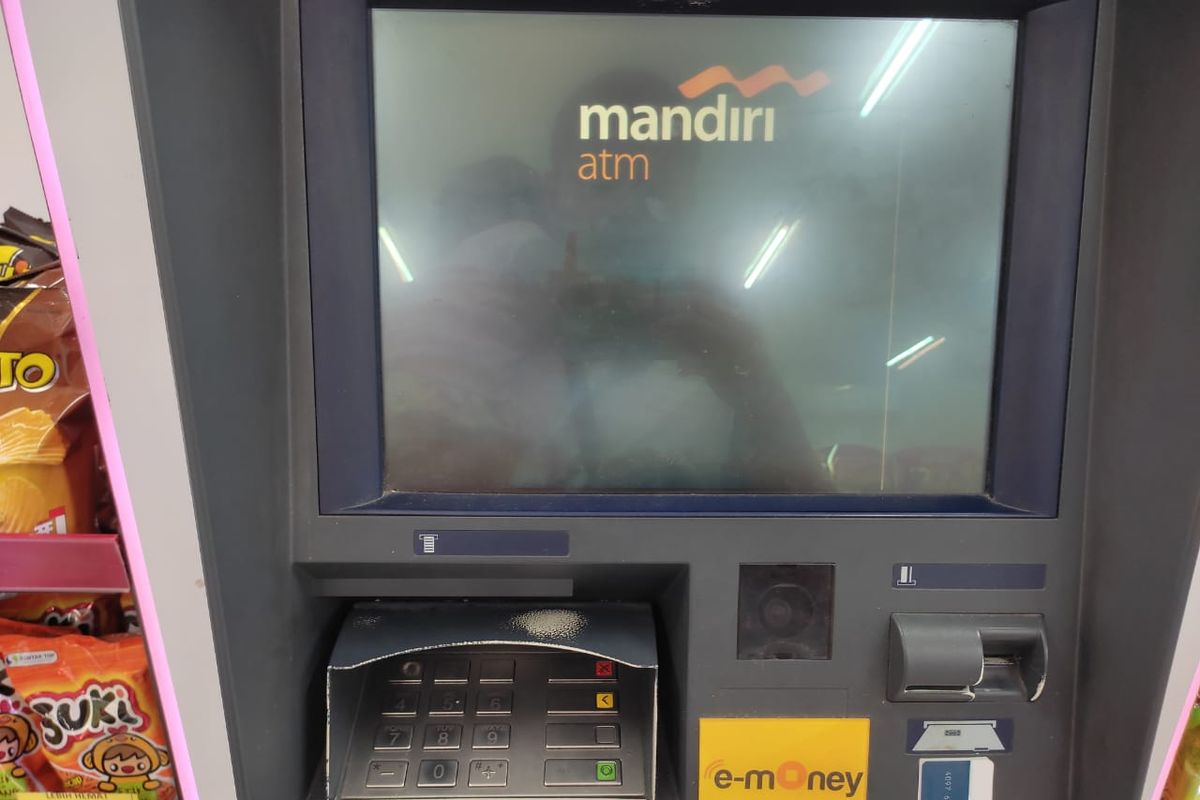 Ada beberapa sebab kenapa uang di ATM tidak bisa diambil padahal ada saldonya, pertama ATM tidak dapat mengeluarkan uang karena mesin rusak, kedua ATM tidak bisa mengeluarkan uang bisa terjadi karena kartu debit terblokir.