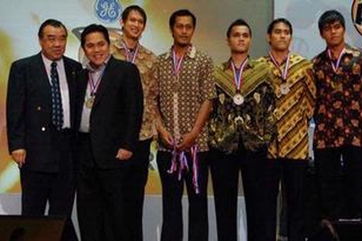 Empat pemain SM BritAma dan manajer tim Eriano Dwui (3 dari kiri), ketika menerima medali perak pada acara Championship Presentation Dinner, di Hotel Garden, Kuala Lumpur, Malaysia, Selasa (9/3/10). Mereka didampingi oleh President SEABA Erick Thohir (2 dari kiri).