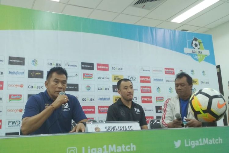 Pelatih Sriwijaya FC Subangkit bersama kapten tim Sriwijaya Yu Hyun Ko saat menghadiri sesi konferensi pers usai laga kontra Persib, Sabtu (4/8/2018).