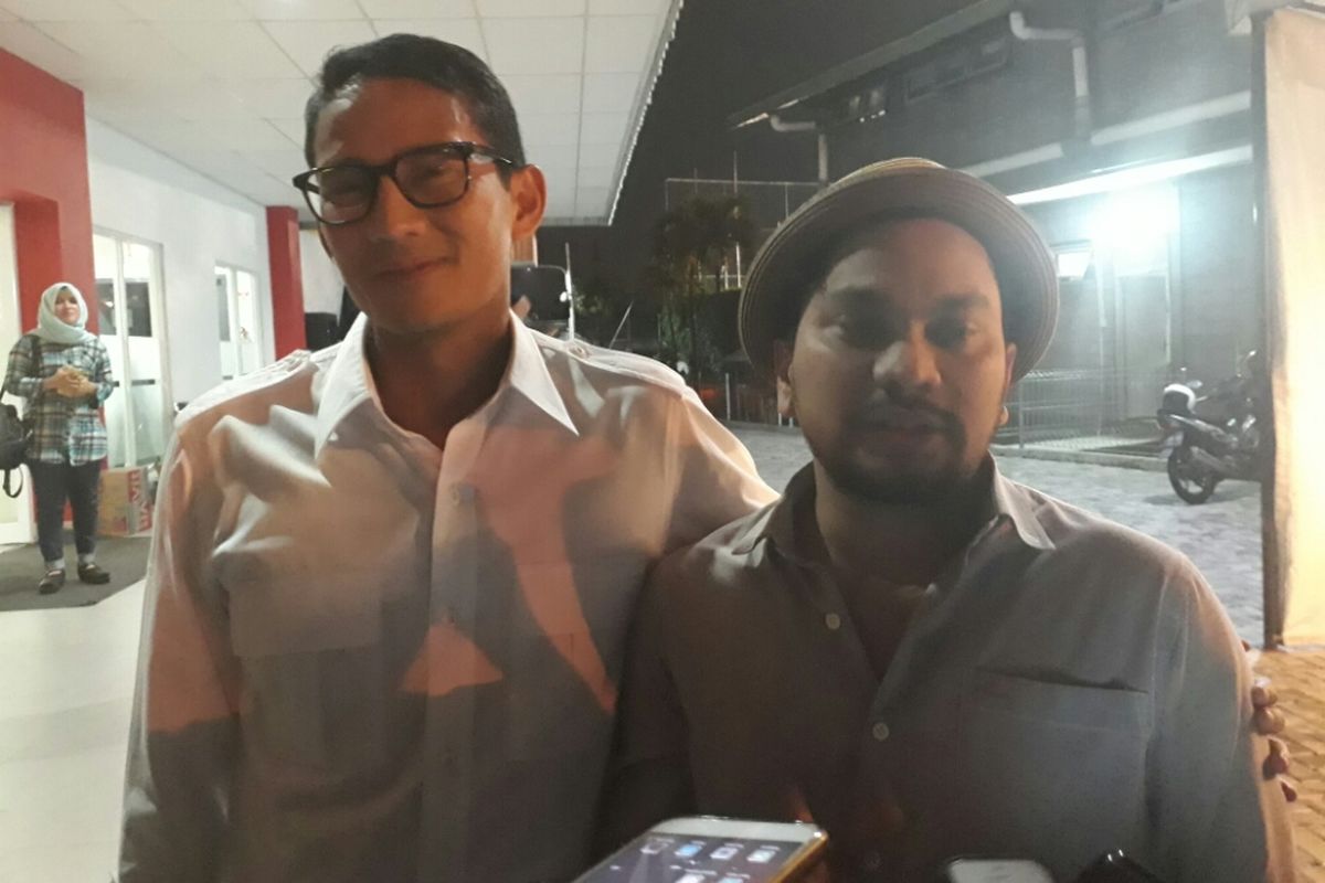 Tompi bertemu dengan calon wakil gubernur DKI Jakarta, Sandiaga Uno, di Palmerah, Jakarta, Rabu (3/5/2017).