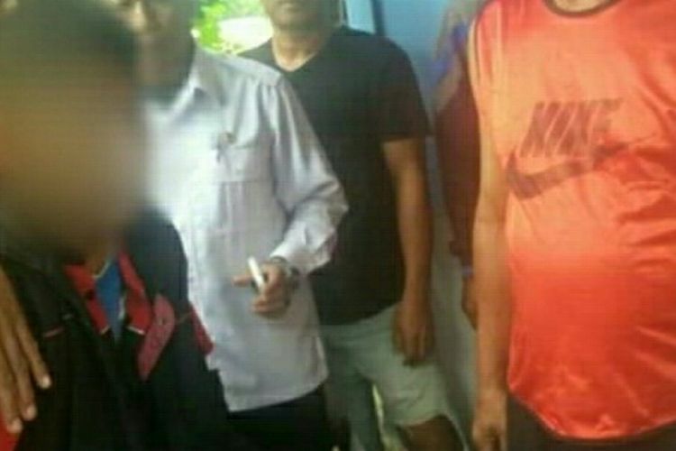 E (41) saat diamankan warga karena dicurigai memberikan permen kepada anak-anak di Kabupaten Sintang, Kalimantan Barat (8/3/2017)