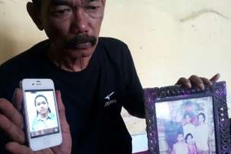Keluarga korban menunjukkan foto Dhinia, TKW asal Ponorogo yang tewas terjatuh dari lantai sebelas apartemennya bekerja di Hongkong.