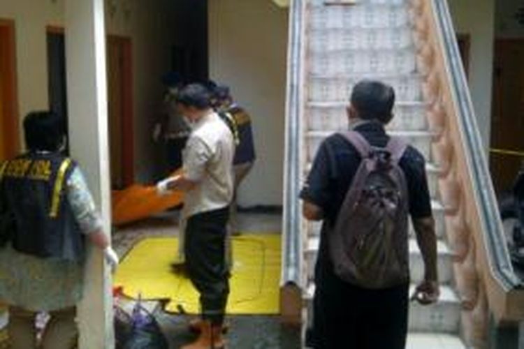 Polisi saat mengevakuasi jenasah mahasiswi UPN yang ditemukan meninggal di dalam kamar kos.