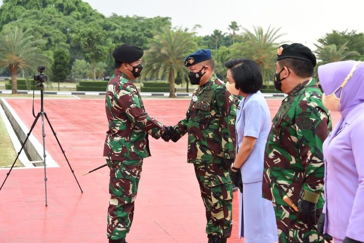 Panglima TNI Marsekal Hadi Tjahjanto menerima laporan korps kenaikan pangkat 60 orang Perwira Tinggi (Pati) TNI di Aula Gatot Soebroto, Mabes TNI, Cilangkap, Jakarta Timur, Rabu (13/10/2021).