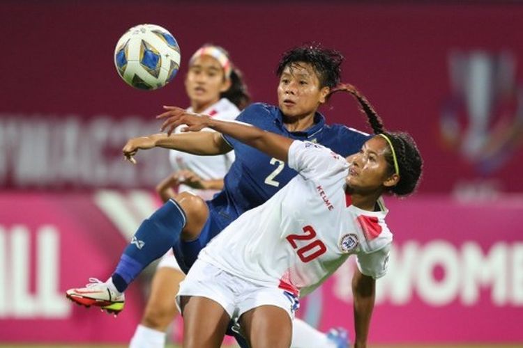 Pemain timnas putri Filipina Quinley Quezada berduel dengan pemain Thailand Kanchanaporn Saenkhun pada fase grup Piala Asia Wanita 2022 di Navi Mumbai, India, 21 Januari 2022.