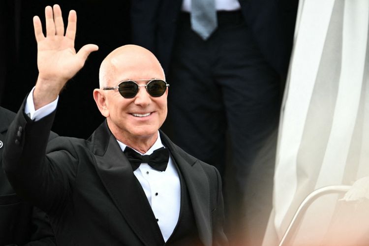 Jeff Bezos, miliarder dan pendiri Amazon, ketika keluar dari hotelnya di Venesia, Italia, pada Jumat (27/6/2025) menjelang pernikahannya dengan Lauren Sanchez.