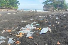 Sampah Berserakan di Pantai Madasari, Kurangnya Tenaga Kebersihan Jadi Sebab