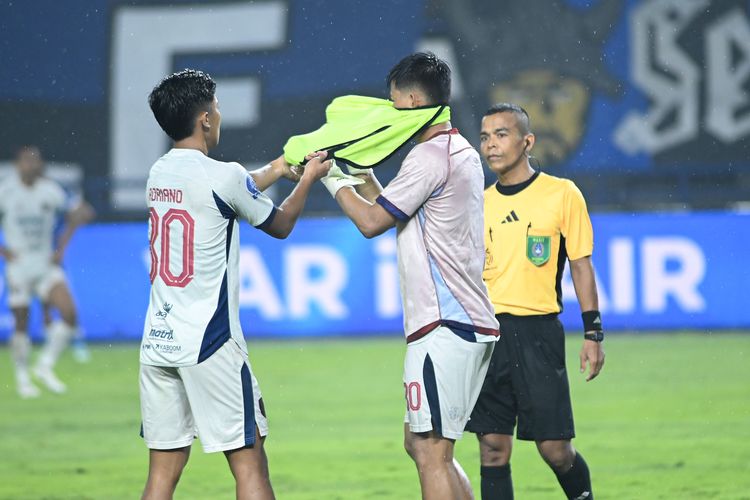 Momen penyerang Persita Tangerang Hokky Caraka harus menjadi kiper dadakan saat melawan Persib Bandung pada laga pekan ke-22 Super League 2025-2026, Minggu (22/2/2026) di Gelora Bandung Lautan Api (GBLA). 
