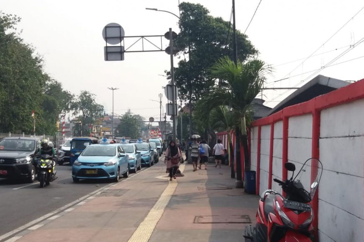 Sejumlah angkutan umum seperti taksi nampak ngetem di Jalan Bekasi Barat di kawasan Stasiun Jatinegara, Jakarta Timur, Rabu (18/7/2018).