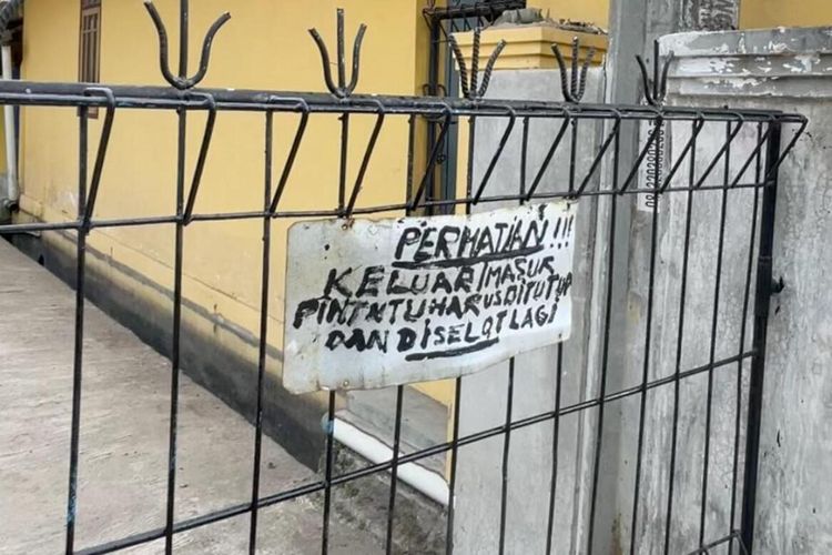 Plang tulisan di depan kontarakan di Kecamatan Katapang, Kabupaten Bandung, Jawa Barat yang sempat di sewa oleh terduga kasus pembunuhan Vina di Cirebon, Pegi alias Perong