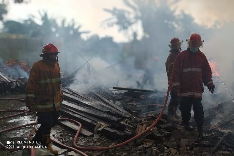 Lapak penjualan kusen kayu di Jalan Kemang RT 001 RW 010 Sukatani, Tapos, Kota Depok, Jawa Barat, terbakar pada Rabu (24/11/2021) sore.