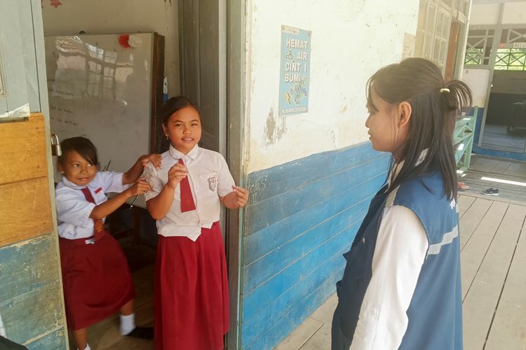 Guru magang dari Yayasan Bina Harati Pama, Imelda Fransiska, menasehati murid-murid SD Negeri Barunang 1 agar kembali masuk ke ruang kelas.