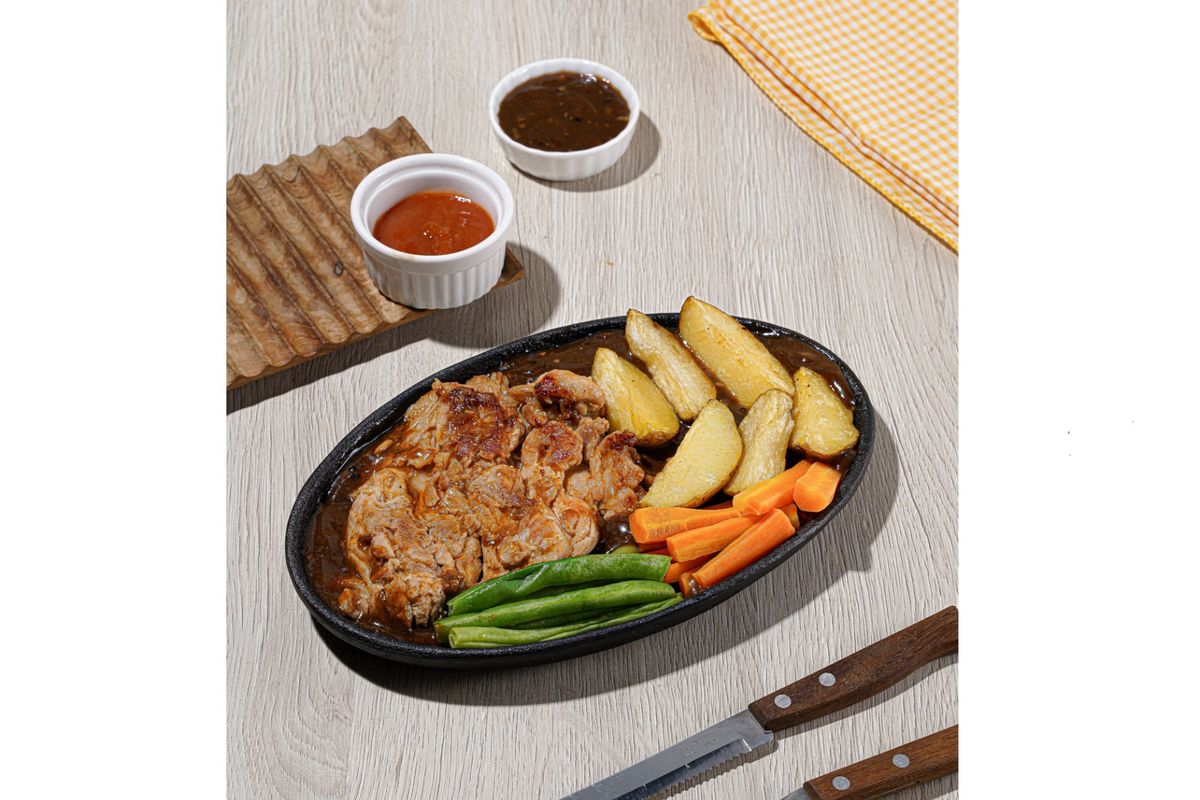 Banyak faktor yang membuat Mom Steak populer di kalangan pencinta kuliner Jabodetabek.  