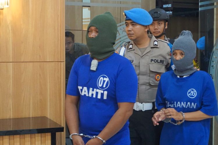Polisi menggiring RM (54) dan SK (42), sepasang suami istri yang tega menyetubuhi putrinya yang masih di bawah umur untuk ritual pesugihan di Purbalingga, Jawa Tengah, Jumat (19/1/2024).