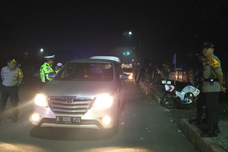 Sejumlah anggota Polres Sukabumi Kota  melakukan pemeriksaan kendaraan di pos penyekatan Cibolang, Sukabumi, Jawa Barat,  Selasa (23/5/2019) malam.