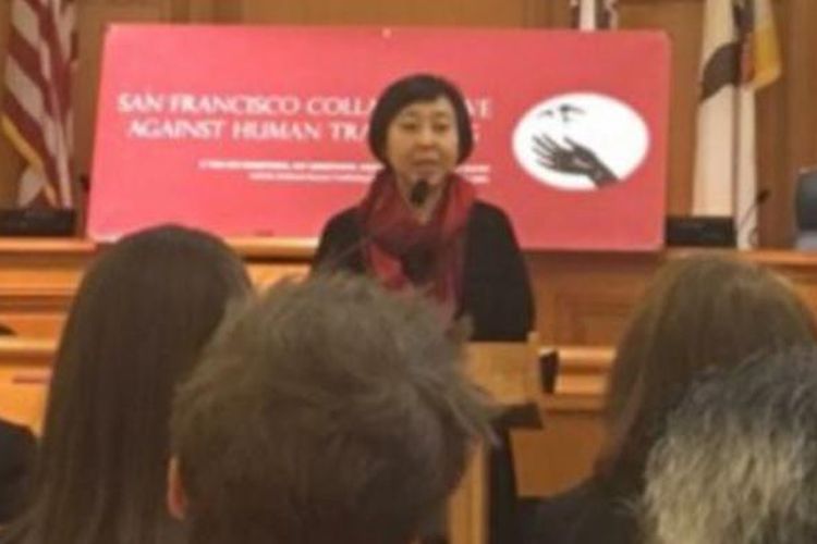 Hediana Utarti saat menerima penghargaan anti perdagangan manusia di San Francisco  