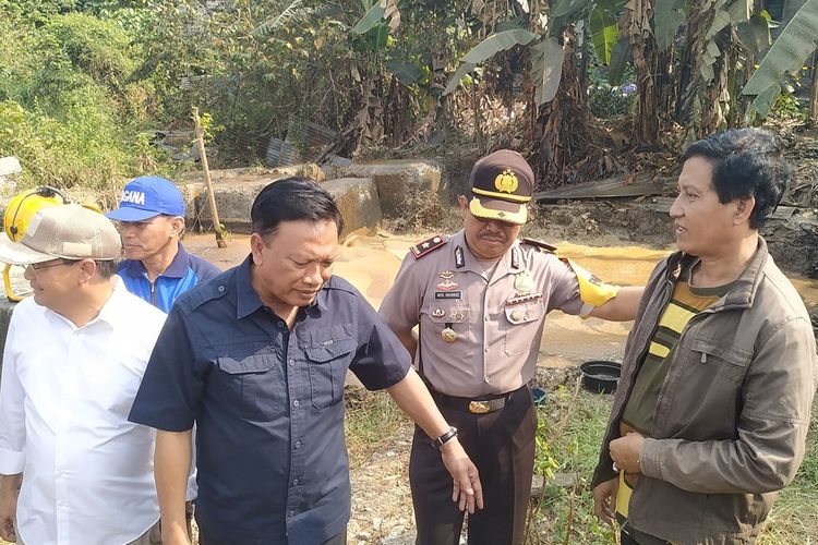 Bupati Gresik, Sambari Halim Radianto (tengah baju abu-abu), saat meninjau lokasi sumur minyak tua yang menyemburkan lumpur bercampur minyak, Minggu (22/9/2019).