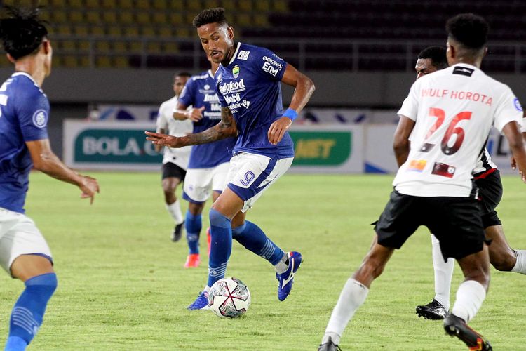 Pemain asing Persib Bandung Wander Luiz mencetak 2 gol ke gawang Persipura Jayapura pada pertandingan pekan 10 Liga 1 2021 yang berakhir dengan skor 3-1 di Stadion Monahan Solo, Sabtu (30/10/2021) malam.