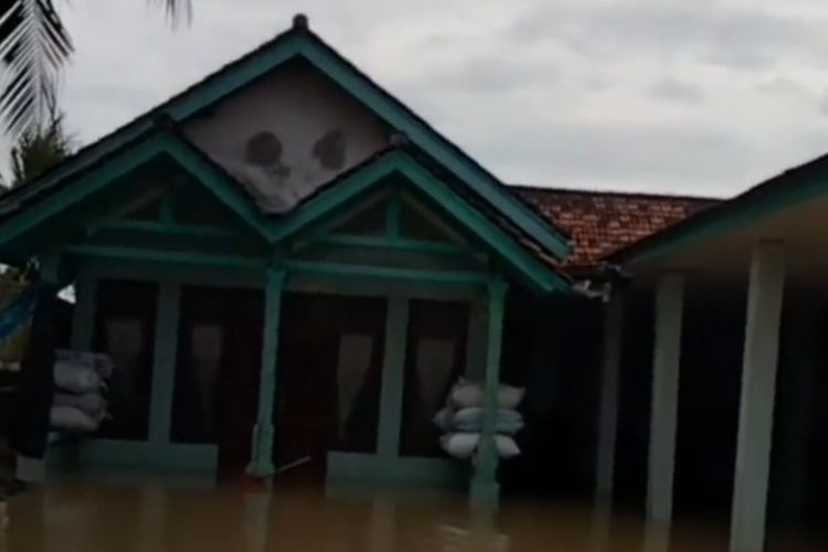 Banjir Rendam Desa Lembung Timur, Kecamatan Lenteng, Kamis (13/4/2023). 
