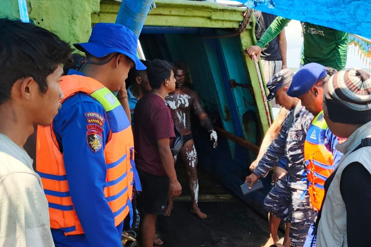 Evakuasi ABK KM Anugerah Indah di Perairan Muncar Banyuwangi. 