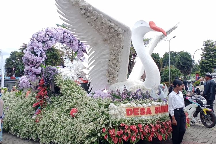 Salah satu kendaraan mobil hias dalam kegiatan Batu Art Flower Carnival pada Minggu (27/11/2022).