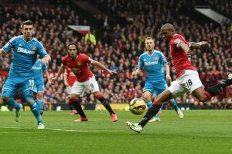 Gelandang Manchester United (MU), Ashley Young (kanan), saat berusaha melepaskan tendangan ke arah gawang Sunderland, pada lanjutan Premier League, di Stadion Old Trafford, Sabtu (28/2/2015). 