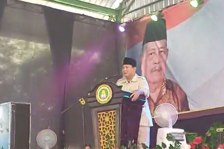Calon presiden (capres) dari koalisi Indonesia maju Prabowo Subianto, memberi sambutan di Ponpes Sunan Drajat di Desa Banjarwati, Kecamatan Paciran, Lamongan, Jawa Timur, Sabtu (11/11/2023).