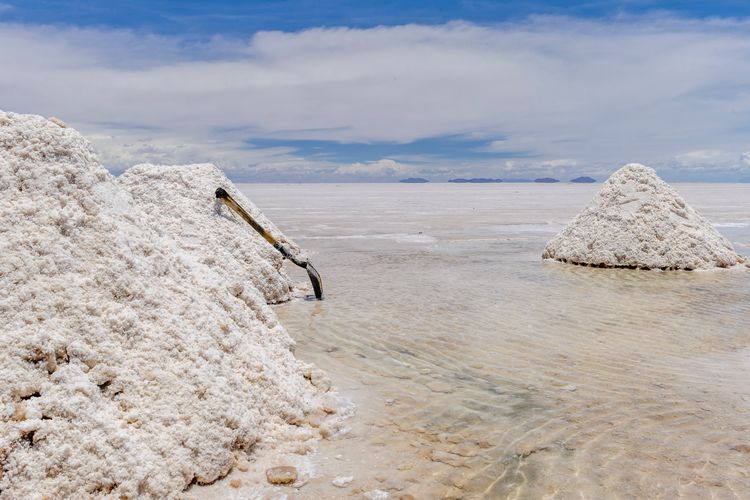 Danau garam di Bolivia, bisa digunakan untuk salt therapy.