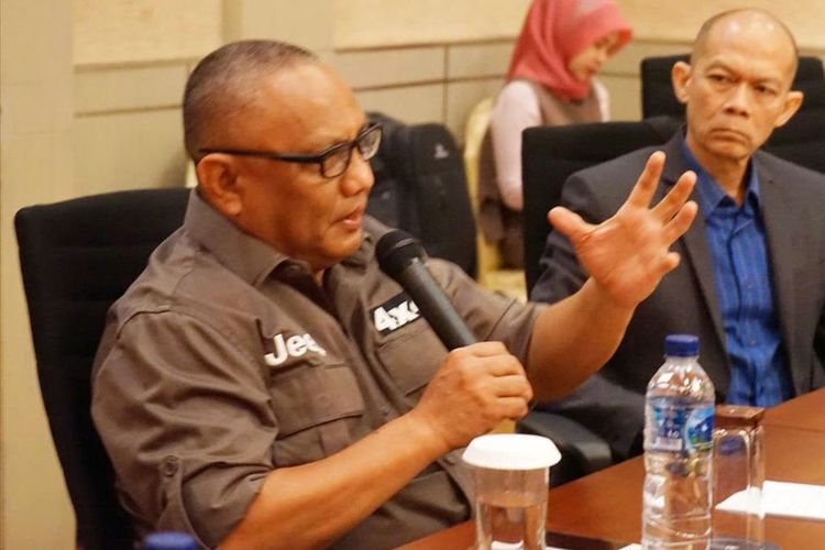 Gubernur Gorontalo, Rusli Habibie saat menghadiri rilis hasil survei National Support for Local Investment Climates (NSLIC) tentang daya saing ekonomi Provinsi Gorontalo dan Provinsi Sulawesi Tenggara