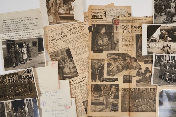 SIM Ratu Elizabeth II telah dijual di lelang bersama foto, surat, dan beberapa kliping koran.