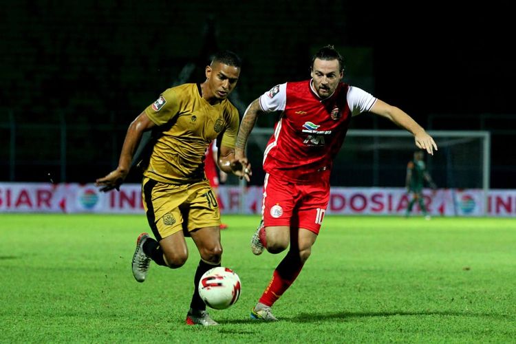  Pemain Bhayangkara FC, Renan Silva, berduel dengan gelandang Persija, Marc Klok, pada laga Persija Jakarta vs Bhayangkara Solo FC di ajang Piala Menpora 2021 yang bergulir di Stadion Kanjuruhan, Malang, Jawa Timur pada Rabu (31/3/2021) sore hari WIB.