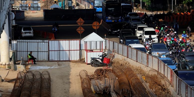 Sejumlah kendaraan terjebak kemacetan di jalan HR Rasuna Said, Kuningan, Jakarta Selatan, Selasa (25/7/2017). Direktorat Lalu Lintas Polda Metro Jaya memberlakukan rekayasa lalu lintas untuk mempercepat pengerjaan proyek pembangunan underpass Mampang-Kuningan.