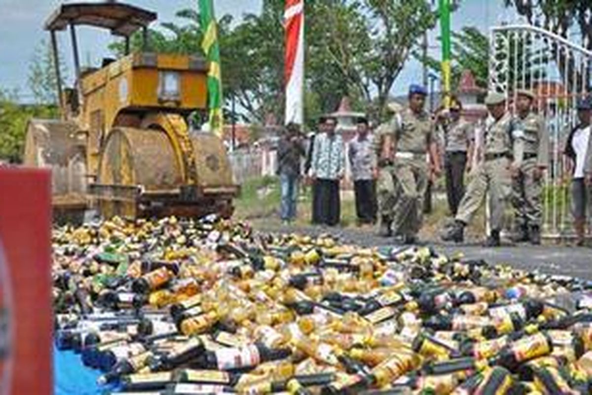 Ribuan motol miras hasil operasi Polisi Pamong Praja Pamekasan selama tahun 2009 sampai 2011 dimusnahkan, Sabtu (21/4/2012)