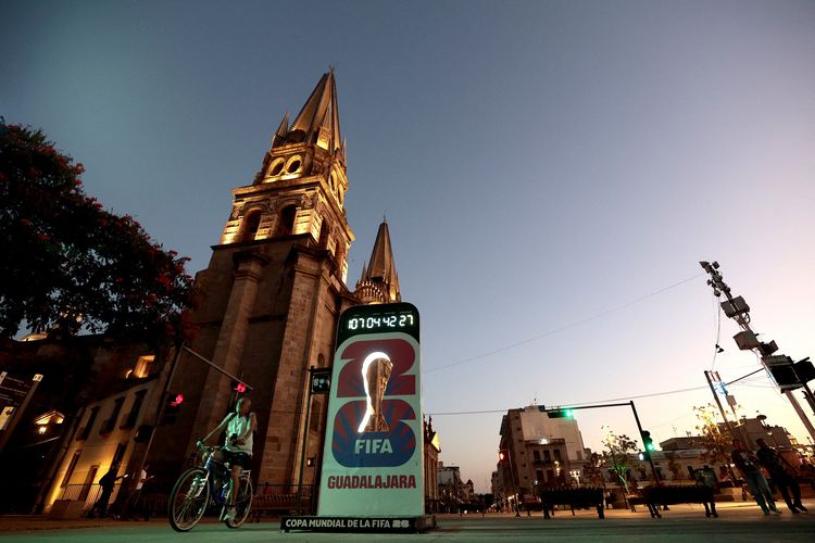 Papan hitung mundur Piala Dunia 2026 dipasang di depan Gereja Katedral Guadalajara, Negara Bagian Jalisco, Senin (23/2/2026). Gelaran Piala Dunia tinggal menghitung bulan, tetapi kondisi Meksiko ricuh dilanda pertempuran kartel melawan aparat.