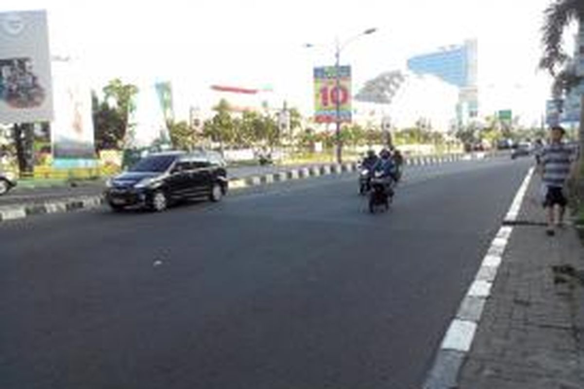 Jalan K.H Noer Ali atau yang lebih dikenal Jalan Kalimalang terlihat sepi dan lancar pada H-1 Hari Raya Idul Fitri, Kamis (16/7/2015).