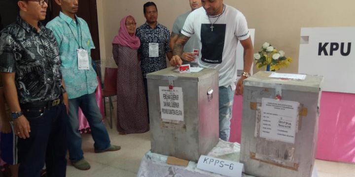 Pemain Sriwijaya FC Alberto Goncalves memberikan hak suaranya sebagai warga negara Indonesia dalam pemilihan Wali Kota Palembang dan Gubernur Sumatera Selatan.