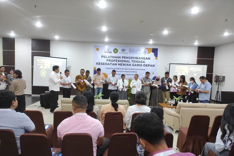 Sebanyak 30 dokter hewan yang menjadi tenaga kesehatan garis depan di Provinsi Nusa Tenggara Timur (NTT), menjalani pelatihan pengembangan profesional. 